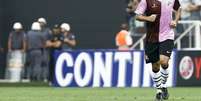 Danilo vestiu a camisa do Corinthian-Casuals nos últimos minutos  Foto: Miguel Schincariol / Gazeta Press