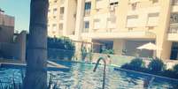 Apresentadora postou foto descansando na piscina  Foto: @andressaurachoficial / Instagram / Reprodução