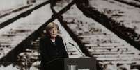 A chanceler alemã, Angela Merkel, discursa durante evento em comemoração ao 70º aniversário da libertação do campo de extermínio de Auschwitz, em Berlim, em 26 de janeiro  Foto: Markus Schreiber / AP