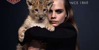 Cara segurou o filhote de leão durante evento da marca de relógios de luxo Tag Heuer  Foto: Getty Images