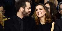 <p>Natalie Portman e o marido,&nbsp;Benjamin Millepied, assistiram ao desfile da Dior na fila A</p>  Foto: Getty Images 