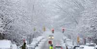 <p>Ruas de Cambridge, em Massachusetts, cobertas pela neve</p>  Foto: Brian Snyder / Reuters