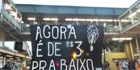 <p>Protesto passa pelo Shopping Eldorado com bandeira: "agora é de R$ 3 pra baixo".</p>  Foto: 