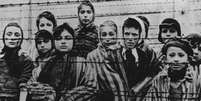 Crianças judias no momento da libertação de Auschwitz, o maior campo de concentração do regime nazista de Adolf Hitler  Foto: Ap Photo