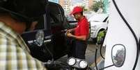 <p>Motoqueiro em posto de gasolina na Venezuela</p>  Foto: Claudia Jardim / BBC