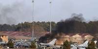 Fumaça é vista da base militar onde o avião que participava de um programa de formação de pilotos da aliança militar se acidentou  Foto: Josema Moreno / AP