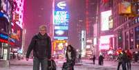 Turistas carregam bagagem na Times Square, sob neve, em Nova York. 27/01/2015  Foto: Adrees Latif / Reuters