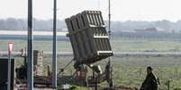 Soldado israelense passa por interceptador de foguetes do Domo de Ferro nas Colinas de Golã. 21/01/2015  Foto: Baz Ratner / Reuters