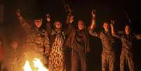 Curdos comemoram retomada de cidade de Kobane  Foto: Rodi Said / Reuters