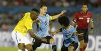 Thalles tenta superar a forte marcação do Uruguai no Sul-Americano Sub-20  Foto:  Andres Stapff / Reuters