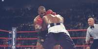 Mordida de Tyson em Holyfield chocou o mundo do boxe  Foto: Jed Jacobsohn / Getty Images 
