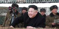 <p>L&iacute;der norte-coreano, Kim Jong Un,assiste a&nbsp;simula&ccedil;&atilde;o de&nbsp;um ataque contra um porta-avi&otilde;es americano</p>  Foto: KCNA / Reuters