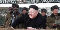 <p>Líder norte-coreano, Kim Jong Un,assiste a simulação de um ataque contra um porta-aviões americano</p>  Foto: KCNA / Reuters