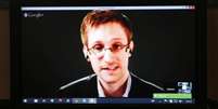 Edward Snowden visto em tela durante videoconferência com membros do Conselho Europeu  Foto: Vincent Kessler / Reuters