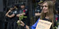 <p>"Somos todos Nisman" foi escrito em cartaz carregado por uma manifestante durante o funeral do promotor argentino</p>  Foto: Rodrigo Abd / AP