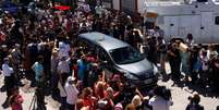 Carro fúnebre com corpo do promotor argentino Alberto Nisman chega ao cemitério La Tablada, nos arredores de Buenos Aires, na Argentina, nesta quinta-feira. 29/01/2015  Foto: Martin Acosta / Reuters