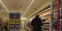 <p>De acordo com o resultado, 45% disseram que devem comprar menos produtos em supermercado</p>  Foto: Enrique Marcarian / Reuters