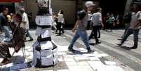 <p>Vagas de trabalho oferecidas em anúncios no centro de São Paulo</p>  Foto: Paulo Whitaker / Reuters