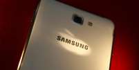 <p>O Samsung Galaxy S6 Edge, com tela encurvada, pode custar 1,049 mil euros</p>  Foto: Barry Huang / Reuters