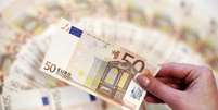 <p>Desvalorização do euro é reflexo do programa de afrouxamento monetário do BCE</p>  Foto: Dado Ruvic / Reuters