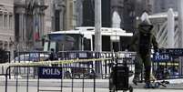 <p>Um especialista em desarmamento de bombas examina um pacote suspeito na Praça Taksim, em Istambul, onde uma mulher abriu fogo contra um posto policial</p>  Foto: Reuters