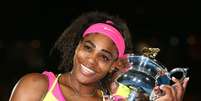 Serena Williams comemora a conquista do Aberto da Austrália  Foto: Clive Brunskill / Getty Images 