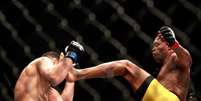 Sem medo, Anderson Silva acerta Diaz com a perna esquerda, a mesma que fraturou em 2013  Foto: Steve Marcus / Getty Images 