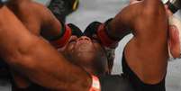 Anderson Silva n&atilde;o conteve a emo&ccedil;&atilde;o com o triunfo  Foto: Josh Hedges/Zuffa LLC / Getty Images 