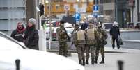 Soldados belgas patrulham a sede da União Europeia em Bruxelas, em 2 de fevereiro  Foto: Virginia Mayo / AP