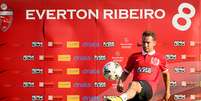<p>Everton Ribeiro jogar&aacute; no futebol &aacute;rabe</p>  Foto: Site oficial do Al Ahli / Reprodução