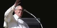 <p>O papa Francisco durante ora&ccedil;&atilde;o do Angelus na Pra&ccedil;a S&atilde;o Pedro, no Vaticano, em 1&ordm; de fevereiro</p>  Foto: Alessandro Bianchi / Reuters