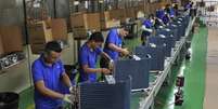 Operários em linha de montagem de fábrica em Manaus. 24/06/2014  Foto: Jianan Yu / Reuters