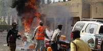 Um carro pega fogo no local da explosão de uma bomba apenas alguns minutos depois de o presidente nigeriano, Goodluck Jonathan, ter deixado o local, em Gombe  Foto: Reuters