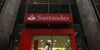 Agência do Banco Santander no centro do Rio de Janeiro  Foto: Pilar Olivares / Reuters