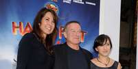 Na foto, Robin Williams aparece entre sua terceira mulher, Susan Schneider Williams, e a filha Zelda Williams  Foto: Getty Images 