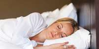<p>Dormir o suficiente ajuda na prevenção de problemas de saúde</p>  Foto: 4774344sean  / iStock