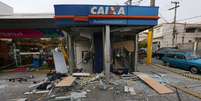 <p>Os caixas eletrônicos ficaram destruídos após a explosão</p>  Foto: Marcos Bezerra / Futura Press