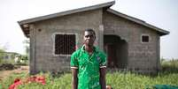 Sobreviente do Ebola Alimamy Kanu posa para fotos em Freetown, Serra Leoa.  Foto: Baz Ratner / Reuters