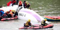 <p>Equipes de resgate no local do acidente do avião da TransAsia Airways, em Taiwan.</p>  Foto: Stringer / Reuters
