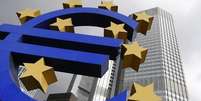 <p>Escultura do logo do euro em frente ao prédio do Banco Central Europeu, em Frankfurt</p>  Foto: Ralph Orlowski / Reuters