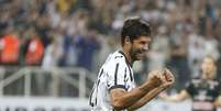 <p>Felipe comemora gol contra Once Caldas na Libertadores</p>  Foto: André Penner / AP