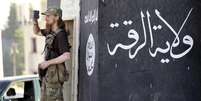 Militante do Estado Islâmico usa celular para gravar outros militantes em Raqqa, Síria. 30/06/2014  Foto: Stringer / Reuters