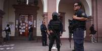 Policiais mexicanos após tiroreio na cidade de Apatzingan. 06/01/2015  Foto: Alan Ortega / Reuters