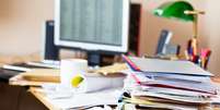 <p>&Eacute; preciso organizar a mesa de trabalho para atrair boas energias para &nbsp;empresa</p>  Foto: SilviaJansen  / iStock