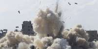Explosão durante um ataque aéreo militar do Egito no Sinai  Foto: Ibraheem Abu Mustafa / Reuters