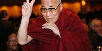 <p>Dalai Lama fazendo sinal de paz durate evento em Washington</p>  Foto: Kevin Lamarque / Reuters