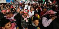 Manifestantes jordanianos fazem manifestação no centro de Amã após as orações tradicionais de sexta-feira, na Jordânia. 06/02/2015  Foto: Muhammad Hamed / Reuters