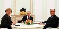 <p>A chanceler da Alemanha, Angela Merkel (esquerda), o presidente da Rússia, Vladimir Putin (centro), e o presidente da França, François Hollande, se reúnem para discutir a crise ucraniana, no Kremlin, em Moscou, na Rússia, nesta sexta-feira</p>  Foto: Maxim Zmeyev / Reuters