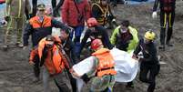 <p>Equipe de resgate carregam vítimas de queda de avião em Taiwan</p>  Foto: Wally Santana / Reuters