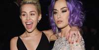 Miley Cyrus e Katy Perry durante o Grammy 2015  Foto: Larry Busacca / Getty Images 